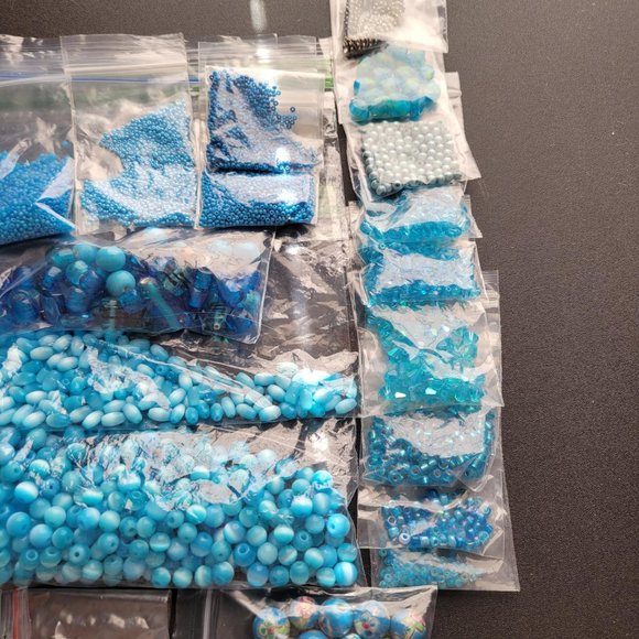 Vintage Bead Lot Shades Blue- 1.12 lbs, Glass, Crystals, Pearls, Seed, Findings - Picture 4 of 4